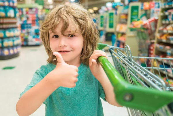 Ritratto Bambino Nella Spesa Supermercato Ragazzo Con Carrello Della Spesa — Foto Stock