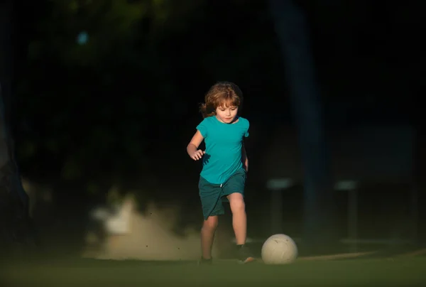 Dziecko Bawiące Się Piłkę Placu Zabaw Parku Chłopiec Dziecko Kopanie — Zdjęcie stockowe