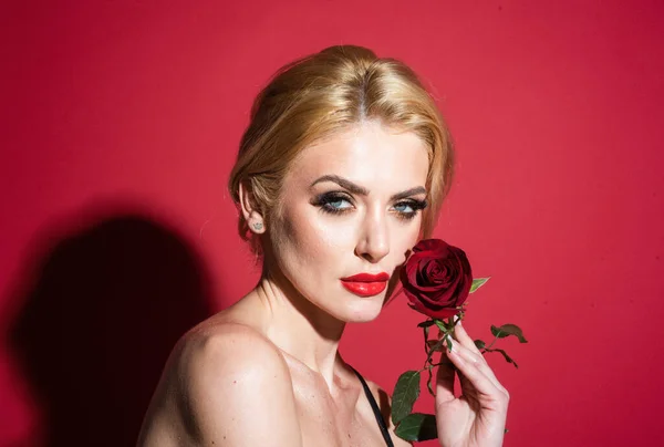 Красива Жінка Обличчя Квітка Дівчинка Червона Троянда Портрет Крупним Планом — стокове фото