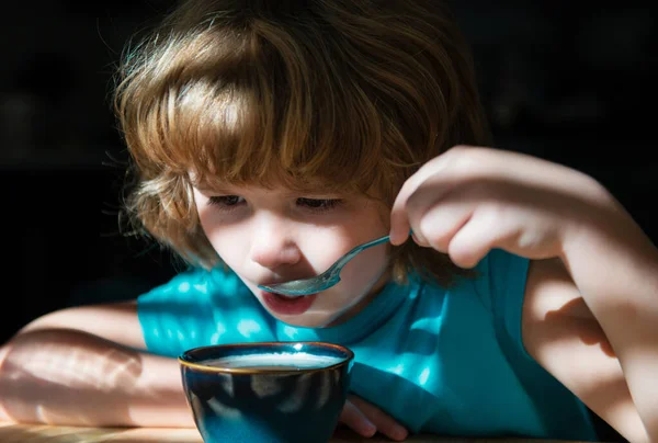 Smaczne Śniadanie Dla Dzieci Zdrowe Domowe Jedzenie Chłopak Kuchni Żywienie — Zdjęcie stockowe