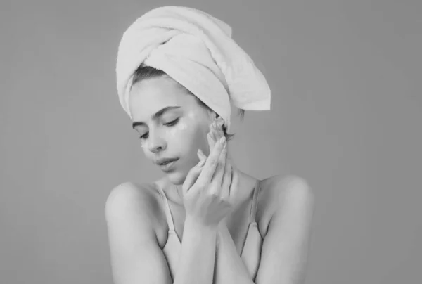Πορτραίτο Προσώπου Spa Θεραπεία Όμορφη Γυναίκα Πετσέτα Φροντίζει Δέρμα Απομονώνονται — Φωτογραφία Αρχείου