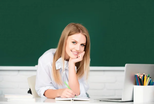 Lachende Student Jonge Leuke Blonde Vrouw Online Kijken Webinar Laptop — Stockfoto