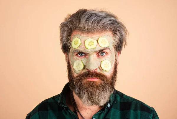 Yüzünde Balçık Maskesi Salatalık Dilimleri Olan Bir Adam Spa Cilt — Stok fotoğraf