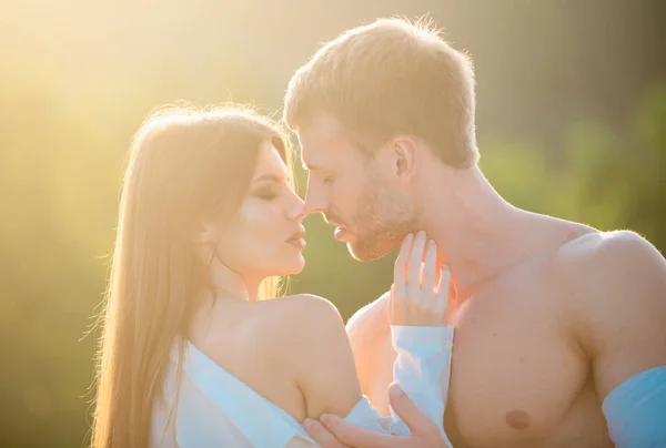 Zmysłowy Pocałunek Mężczyzna Pocałował Kobietę Seksowna Para Zmysłowej Miłości Gra — Zdjęcie stockowe