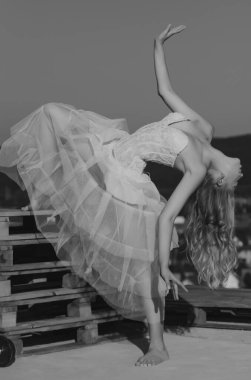 Esnek, fit kadın vücudu. Genç kız esneme egzersizi yapıyor. Spor modeli sabah dışarıda egzersiz yapıyor.