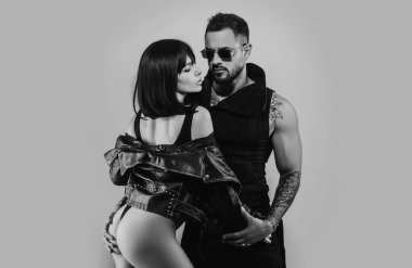 Romantik çift randevusu. Birbirine aşık bir çift. Atletik erkek, romantik kadını öpüyor ve kucaklıyor. Hassas tutkuları olan seksi, zarif bir çift. Genç çift yaşam tarzı seksi anlar