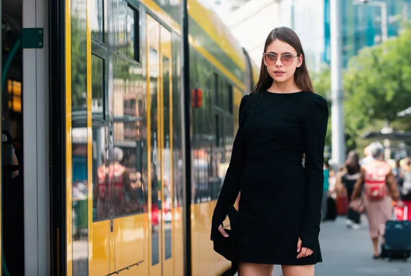 若いエレガントな女性トロリーバスを待っている屋外の肖像画 若いファッションモデル 都市スタイル — ストック写真