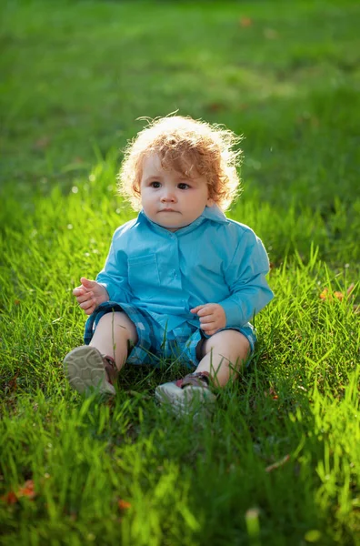 Portret Chłopca Siedzącego Trawie Bawiącego Się Trawie Świeżym Powietrzu — Zdjęcie stockowe