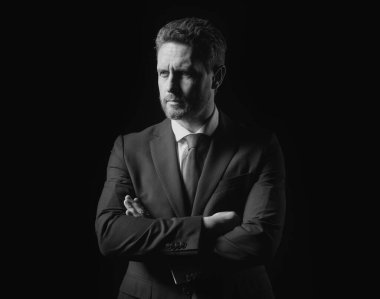 Siyah arka planda izole edilmiş yakışıklı bir iş adamı. İnsanlar, iş, moda ve giysi konsepti, takım elbiseli ve kravatlı adama yakın çekim