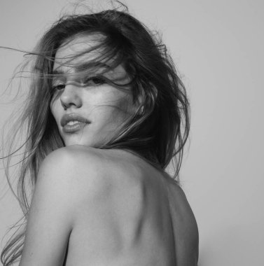 Kadın yüzü. Güzel narin kız. Yakın plan portre, cilt bakımı, doğal çıplak makyaj.