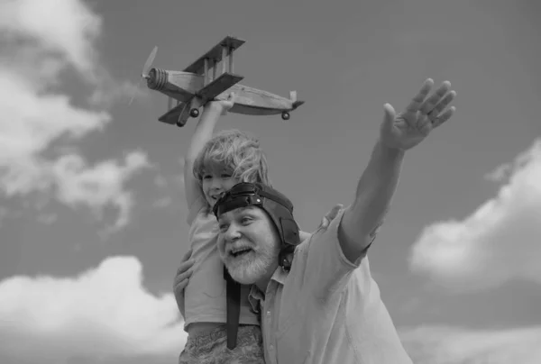 Mladý Vnuk Starý Legrační Vzrušený Dědeček Baví Hračkou Letadlo Obloze — Stock fotografie