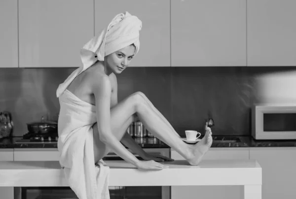 長い脚にカップコーヒーとセクシーな女性 朝のキッチンで官能的な女の子 — ストック写真