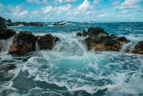 Синє Море Скелі Атакують Хвильовий Спрей Над Камінням Скелясте Узбережжя — стокове фото