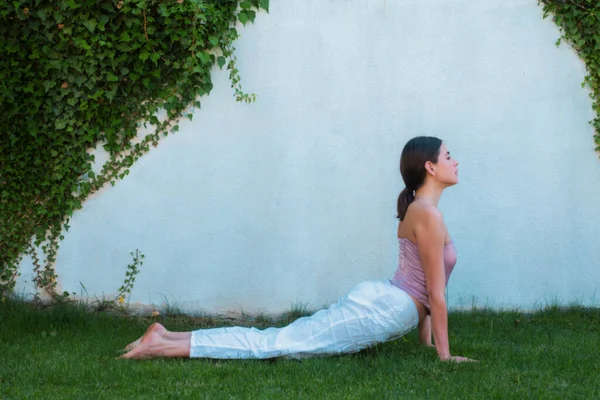 Yoga Fitness Allenamento Flessibile Corpo Donna Stretch Fit Erba Verde — Foto Stock