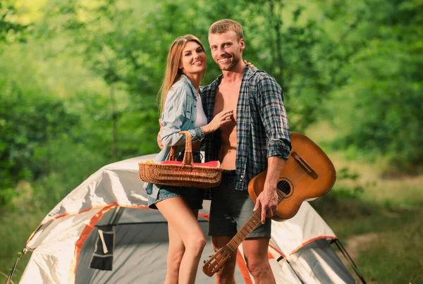Casal Acampamento Jovem Coupl Acampamento Rural Homem Com Guitarra Casal — Fotografia de Stock