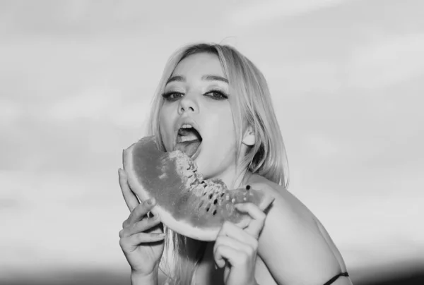 Seksowna Dziewczyna Jedząca Arbuza Blondynka Modelka Jasnym Makijażem Czerwonymi Ustami — Zdjęcie stockowe