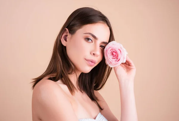 Piękna Kobieta Naturalnym Makijażem Kwiatami Róż Inspiracja Wiosną Latem Koncepcja — Zdjęcie stockowe