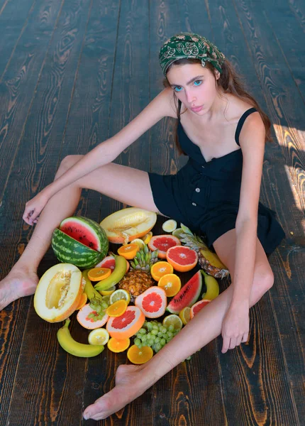 Vacker Ung Flicka Sitter Ett Golv Med Sommarfrukter — Stockfoto