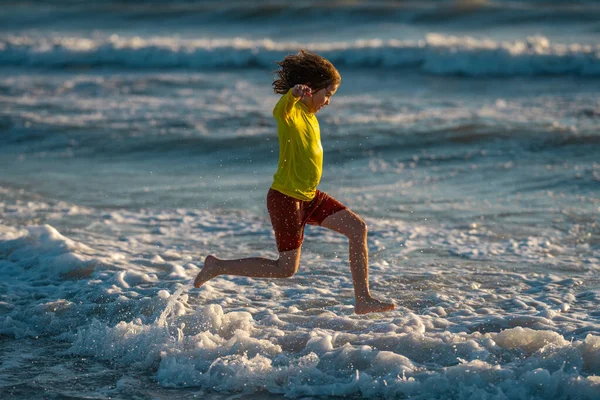 Salió Despreocupado Niño Corriendo Costa Húmeda Cerca Del Mar Ondeando —  Fotos de Stock