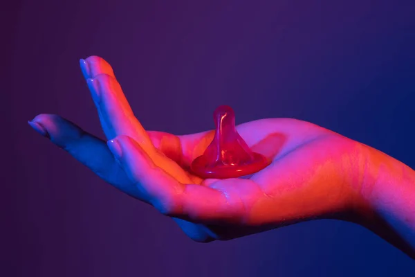 Condón Listo Para Usar Mano Mujer Anticoncepción Condón Concepto Sexo —  Fotos de Stock