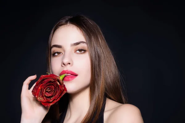 Beauty Girl Red Rose Beautiful Sensual Woman Hold Flowers Studio — Stockfoto