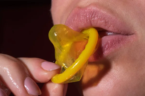 Holka Líže Kondom Předehra Před Láskou Uzavřete Ústa Ženy Držící — Stock fotografie