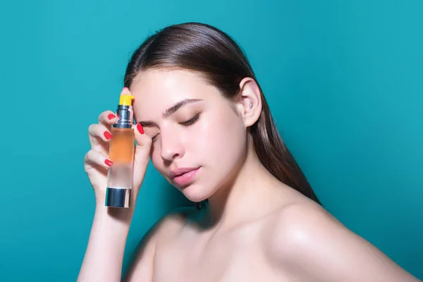 Young Pretty Woman Smelling Perfume Sensual Woman Bottle Perfume Beauty — Stock Photo, Image