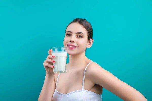 Junge Frauen Genießen Frische Milch Pur Durstige Frauen Halten Glasmilch — Stockfoto