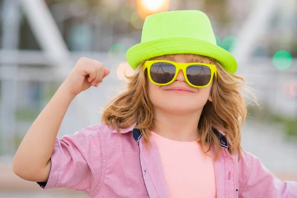 Çocuk Modası Açık Hava Portresi Moda Şapkalı Güneş Gözlüklü Şirin — Stok fotoğraf