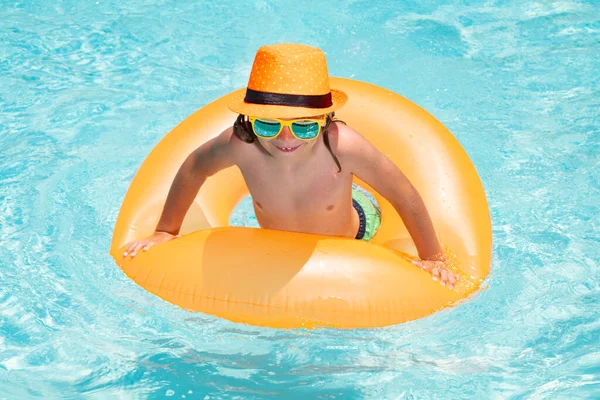 Vacanze Ricreazione Estiva Con Bambini Bambini Che Schizzano Piscina Nuotare — Foto Stock