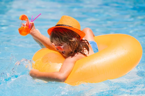 Dítě Létě Baví Letní Prázdniny Dovolená Dětmi Dítě Plovoucí Bazénu — Stock fotografie