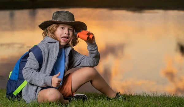 Niño Con Prismáticos Senderismo Naturaleza Pequeño Explorador Recreación Aire Libre —  Fotos de Stock
