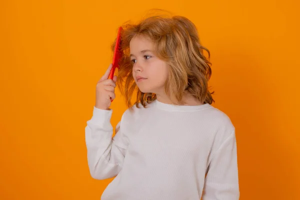Porträt Eines Kindes Das Die Haare Mit Kamm Auf Gelbem — Stockfoto