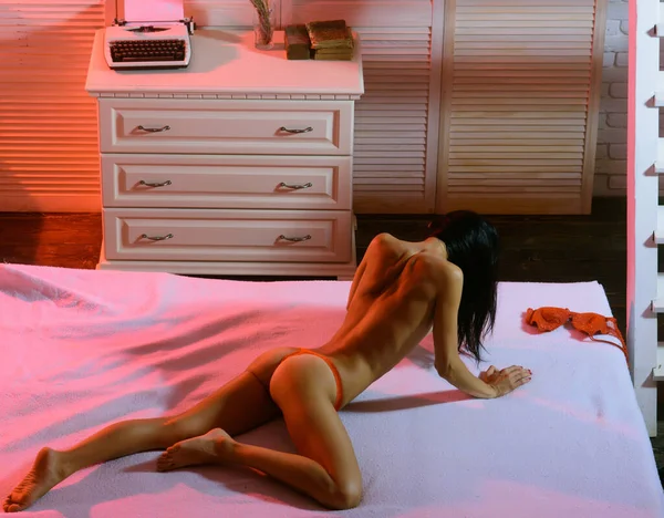 痩せた体でベッドの上でポーズをとるセクシー女性 美しいセクシーなモデル 美人が戻ってきた ベッドの上の美しいセクシーなモデル 裸のセクシーボディヌード女性 官能的なトップレスボディ — ストック写真