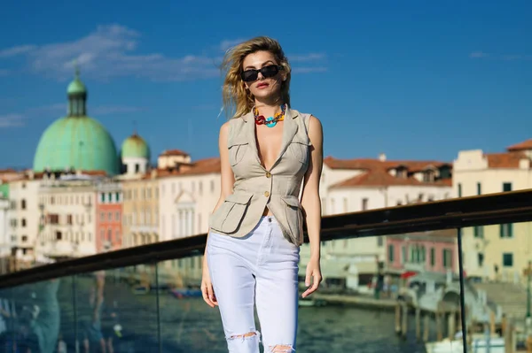 Mujer Moda Turística Moda Estilo Ven Que Camina Venecia Italia — Foto de Stock