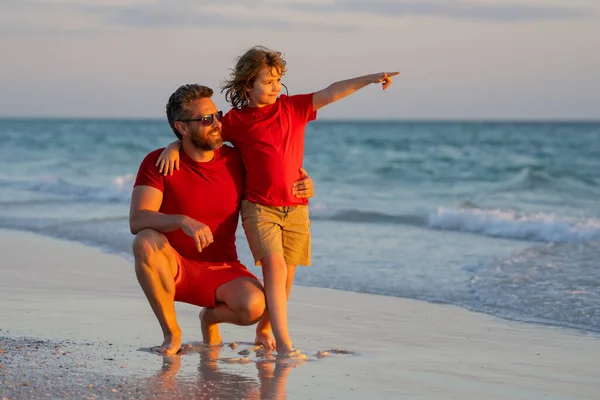 Día Los Padres Padre Caminando Con Pequeño Hijo Playa Cerca —  Fotos de Stock