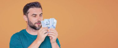 Para banknotları olan bir adam.