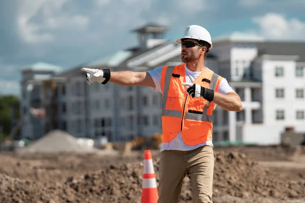 建筑工地工人戴头盔在室外工作 建筑时戴着安全帽的建筑商建筑工地工人与建筑设备 建筑工地头戴硬礼帽的人 — 图库照片