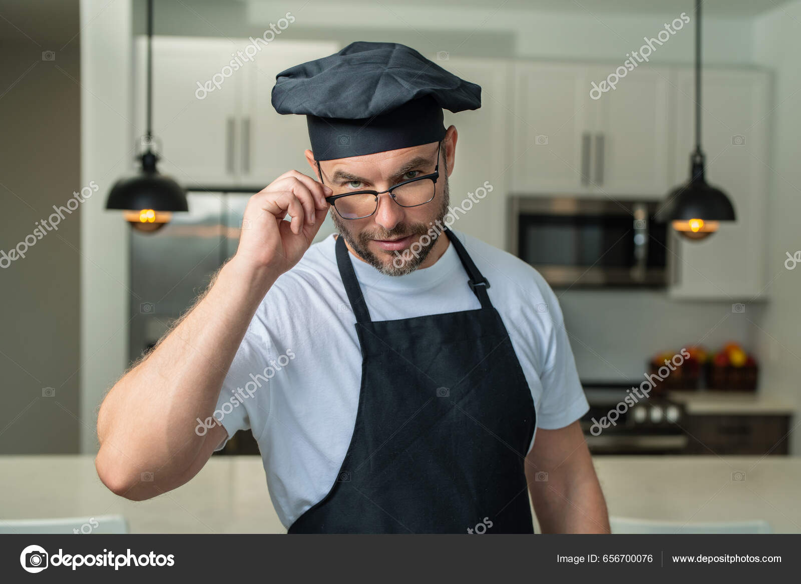 https://st5.depositphotos.com/3584053/65670/i/1600/depositphotos_656700076-stock-photo-handsome-middle-age-man-chef.jpg