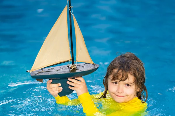 Kind Spelen Met Speelgoed Zeilboot Zomer Reizen Vakantie Voor Kinderen — Stockfoto
