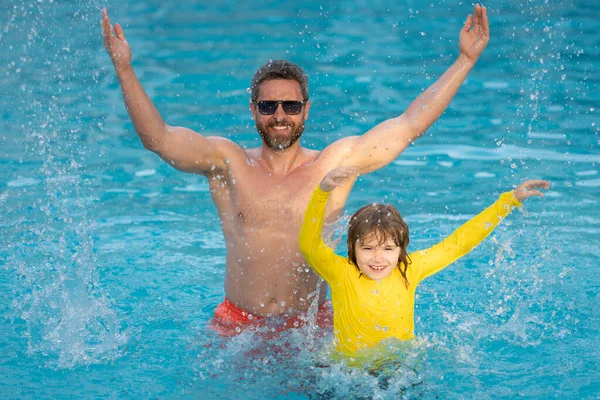 Padre Hijo Nadando Piscina Fin Semana Familiar Verano Padre Hijo —  Fotos de Stock