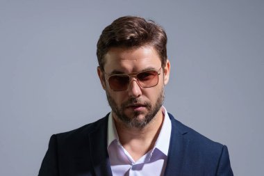 Takım elbiseli yakışıklı orta yaşlı bir adam stüdyo arka planında izole edilmiş. Takım elbiseli yakışıklı bir iş adamı. Başlık için afiş, kopyalama alanı. Web tasarımı için poster. Kişisel finans