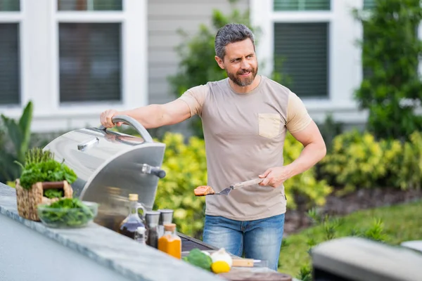 Uomo Che Cucina Cibo Gustoso Sulla Griglia All Aperto Uomo — Foto Stock