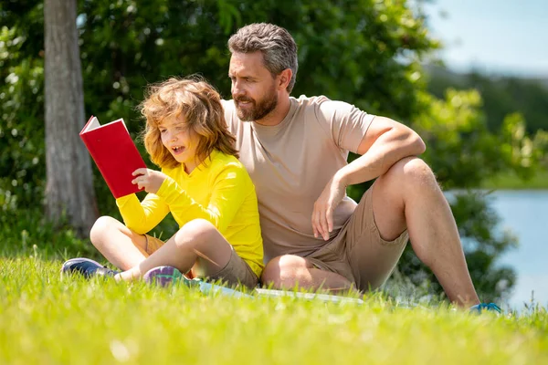 Father Son Reading Book Park Man Encourages Boy Knowledge Family — Stock Photo, Image