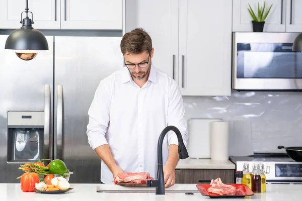 Şef Olgun Adam Mutfakta Yemek Pişiriyor Yakışıklı Adam Mutfakta Sağlıklı — Stok fotoğraf