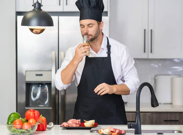 シェフはキッチンで野菜と料理で調理します 健康的な料理 キッチンで魅力的な白人男性料理 現代のキッチンで健康的な食事を調理する男 厨房で料理を作る料理人 — ストック写真
