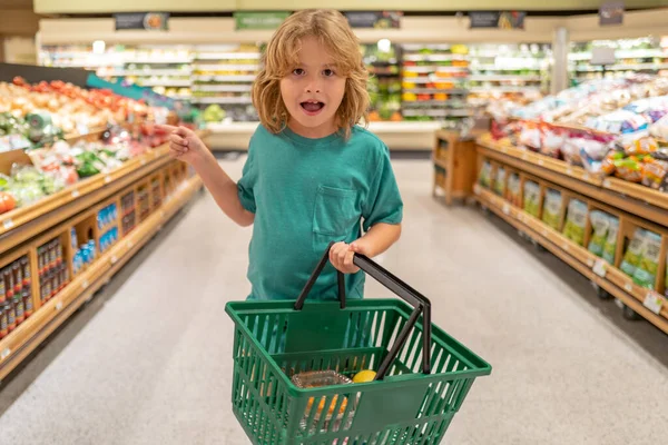 Ребенок Корзиной Смешной Милый Ребенок Магазинам Супермаркете Продуктовый Магазин Продуктовые — стоковое фото