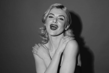 Genç, güzel, şehvetli bir kadın. Seksi dudaklı kadın. Stüdyo arka planında moda güzellik portresi. Temiz cilt ve parlak makyaj. Şehvetli seksi ağız.