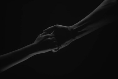 Kurtuluşa uzanmak için kollarını uzat. Güçlü elini yaklaştır. İki el, bir arkadaşın koluna yardım, takım çalışması. Kurtarma, güç, el hareketlerine yardım etme. Siyah arkaplan