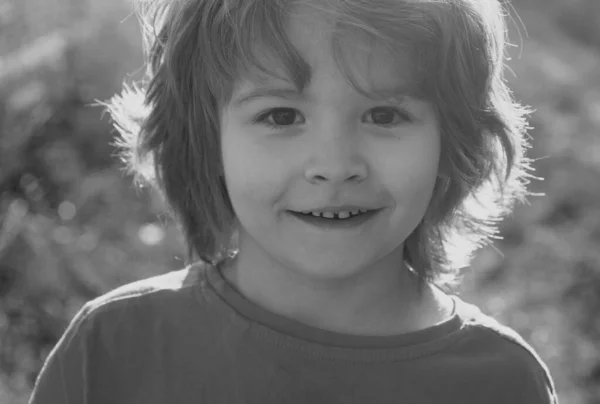 Παιδικά Συναισθήματα Χαρούμενο Χαμογελαστό Αγόρι Έξω Έννοια Της Παιδικής Ηλικίας — Φωτογραφία Αρχείου